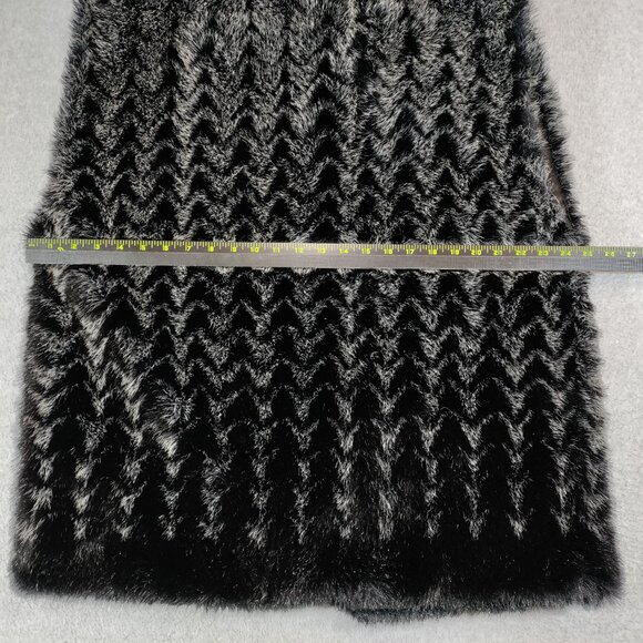 Style VI Faux Fur Vest Womens XL Black Gray Chevron Pattern Toggle Button - Picture 8 of 8